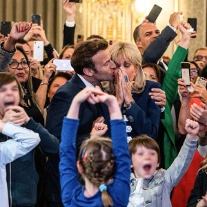 La complicité du couple présidentiel - 23-24 avril 2022 - Le Touquet, L'Elysée - Un week-end avec @emmanuelmacron - Photo de Soazig de la Moissonnière / Présidence de la République