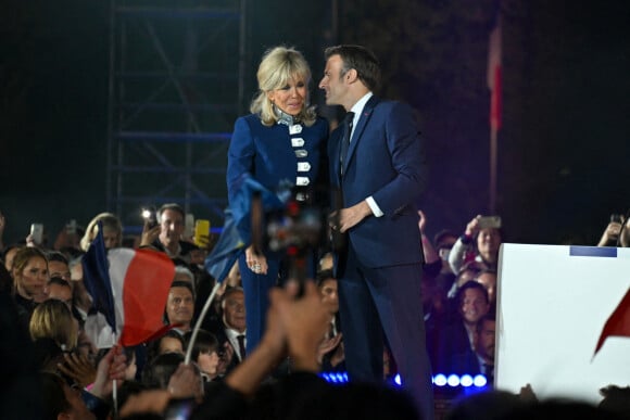 Le président Emmanuel Macron et sa femme Brigitte sur le Champ-de-Mars le soir de sa victoire à l'élection présidentielle