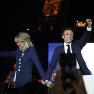 Le président Emmanuel Macron et sa femme Brigitte sur le Champ-de-Mars le soir de sa victoire à l'élection présidentielle le 24 avril 2022.