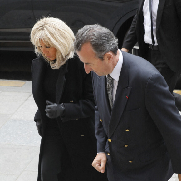 Exclusif - La première dame Brigitte Macron et José Pietroboni, chef du protocole à l'Elysée - Obsèques du pianiste américain Nicholas Angelich à l'Eglise Saint Roch à Paris, le 26 avril 2022.