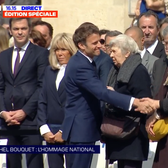 Juliette Carré réconfortée par Emmanuel Macron lors de l'hommage national à son défunt mari Michel Bouquet aux Invalides
