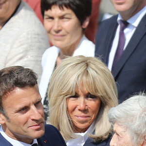 Le président de la république Emmanuel Macron, la première Dame Brigitte Macron et Juliette Carré  - Cérémonie d'hommage national à l'Hôtel national des Invalides en hommage à Michel Bouquet décédé le 13 avril 2022. Paris le 27 avril 2022 © Domnique Jacovides / Bestimage