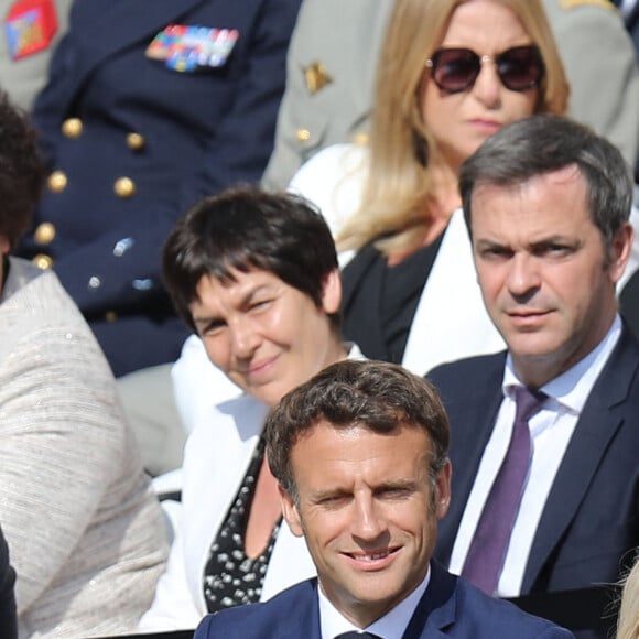 Le président de la république Emmanuel Macron, la première Dame Brigitte Macron et Juliette Carré - Cérémonie d'hommage national à l'Hôtel national des Invalides en hommage à Michel Bouquet décédé le 13 avril 2022. Paris le 27 avril 2022. © Domnique Jacovides / Bestimage
