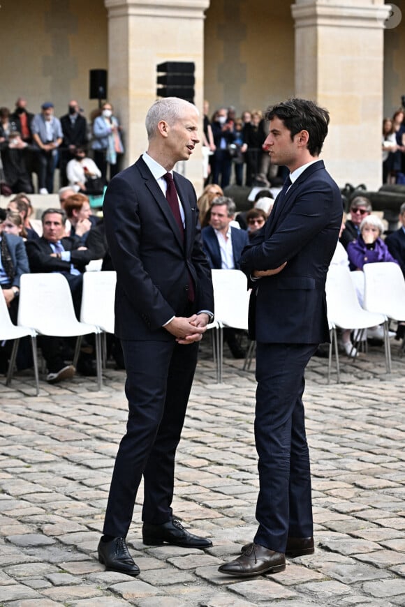 Gabriel Attal et Franck Riester - Cérémonie d'hommage national à l'Hôtel national des Invalides en hommage à Michel Bouquet décédé le 13 avril 2022. Paris le 27 avril 2022. Michel Bouquet a été inhumé dans la plus stricte intimité le 15/04/2022 à Étais-la Sauvin dans l'Yonne. © David Nivière / Pool / Bestimage 