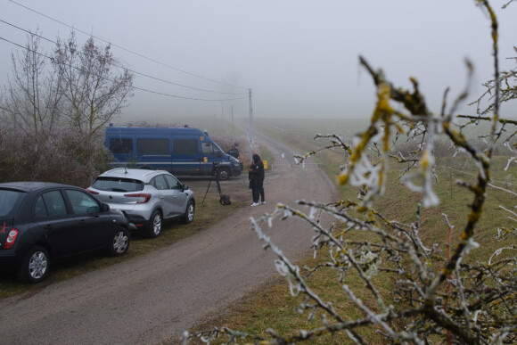Des gendarmes procédant à des fouilles non loin de Cagnac-les-Mines, près d'une ferme à Drignac le 18 janvier 2022