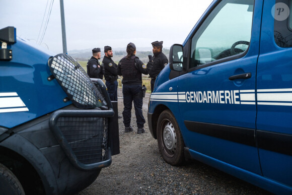 Des gendarmes sécurisant une zone de recherche dans le cadre de la disparition de Delphine Jubillar le 19 janvier 2022