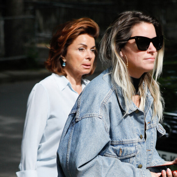 Sophie Tapie et sa mère Dominique Tapie - Arrivées de l'enregistrement de l'émission "Vivement Dimanche Prochain" qui sera diffusée le 01 mai 2022 au studio Gabriel à Paris, France, le 20 avril 2022. © Christophe Clovis / Bestimage 