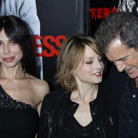 Jodie Foster très complice avec Mel Gibson... face à sa belle Oksana, toute mince après son accouchement !