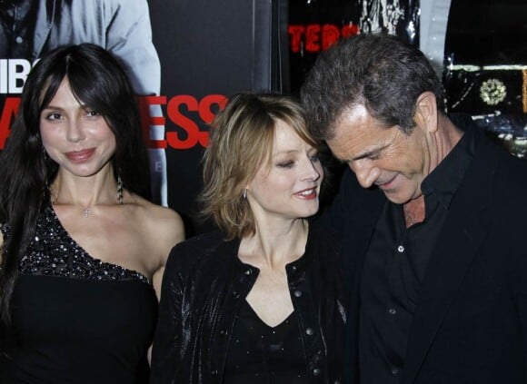 Mel Gibson et sa compagne Oksana Grigorieva, très complice avec Jodie Foster, à l'occasion de l'avant-première de Hors de Contrôle, qui s'est tenue au Graumann's Chinese Theatre de Los Angeles, le 26 janvier 2010.
