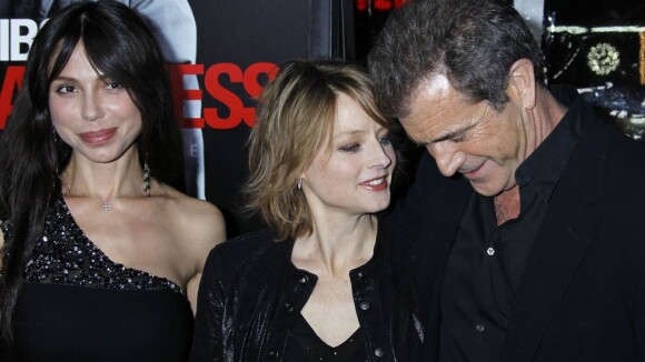 Jodie Foster très complice avec Mel Gibson... face à sa belle Oksana, toute mince après son accouchement !