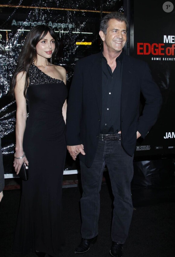 Mel Gibson et sa compagne Oksana Grigorieva, à l'occasion de l'avant-première de Hors de Contrôle, qui s'est tenue au Graumann's Chinese Theatre de Los Angeles, le 26 janvier 2010.