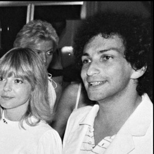Michel Berger et sa femme France Gall à une soirée blanche chez Eddie Barclay dans sa villa de Saint-Tropez en 1980