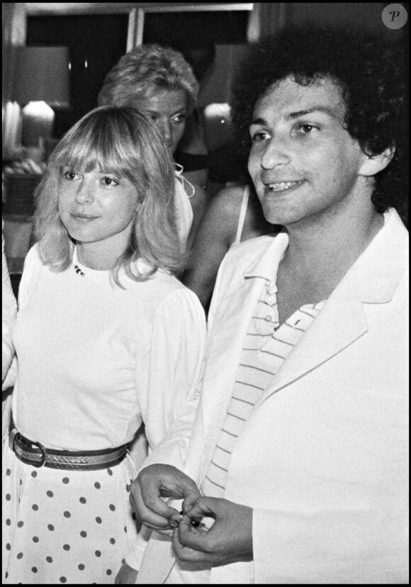 Michel Berger et sa femme France Gall à une soirée blanche chez Eddie Barclay dans sa villa de Saint-Tropez en 1980