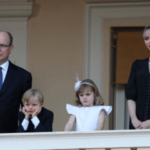 Le prince Albert II de Monaco, le prince Jacques, la princesse Gabriella, la princesse Charlène - La famille princière de Monaco assiste au feu de la Saint Jean dans la cours du palais princier à Monaco le 23 juin 2020. La soirée est animée par le groupe folklorique "La Palladienne". © Jean-Charles Vinaj / Pool Monaco / Bestimage 