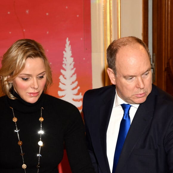 Le prince Albert II de Monaco, la princesse Charlène lors de la remise de cadeaux de Noël aux enfants monégasques au palais à Monaco le 18 décembre 2019. © Bruno Bebert / Bestimage 