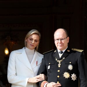 La princesse Charlene et le prince Albert II de Monaco - La famille princière de Monaco au balcon du palais lors de la Fête nationale monégasque à Monaco. Le 19 novembre 2019 © Dominique Jacovides / Bestimage 