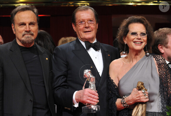 Franco Nero, Roger Moore et Claudia Cardinale lors des DIVA Awards à Munich le 26 janvier 2010
