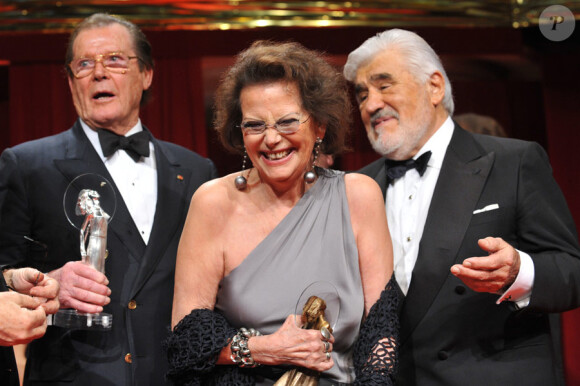 Roger Moore, Claudia Cardinale et Mario Adorf lors des DIVA Awards à Munich le 26 janvier 2010