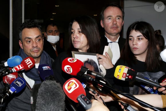 Jennifer Cleyret-Marrel et Joachim De Araujo, parents de Maëlys, lors du verdict du procès en assises, à Grenoble, France, le 18 février 2022. Nordahl Lelandais est condamné à la réclusion criminelle à perpétuité assortie d'une peine de sûreté de 22 ans, par la cour d'Assises de Grenoble. © Pascal Fayolle/Bestimage 