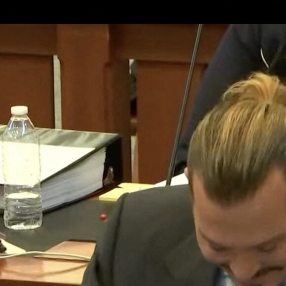Alejandro Romero, le concierge d'un immeuble dans lequel vivaient Johnny Depp et Amber Heard, témoigne qu'il n'a jamais vu Amber Heard avec des traces de coups, des bleus ou une quelconque marque de maltraitance, lors du procès "Johnny Depp vs Amber Heard" au tribunal de Fairfax, le 28 avril 2022.