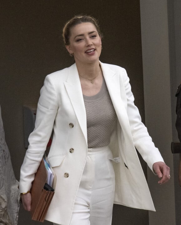 Amber Heard à la sortie du tribunal de Fairfax, le 26 avril 2022. 