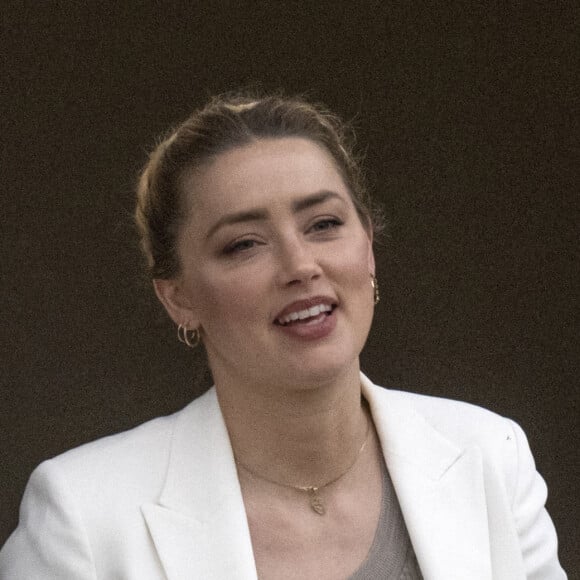 Amber Heard à la sortie du tribunal de Fairfax, le 26 avril 2022. 