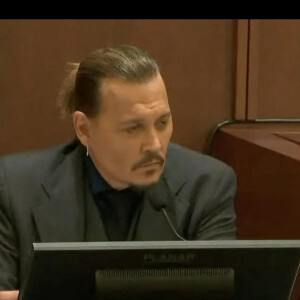 Johnny Depp poursuit son ex-femme Amber Heard pour diffamation dans l'État américain de Virginie, pour un article qu'elle a écrit pour le Washington Post en 2018. Le tribunal diffuse une vidéo de Johnny Depp détruisant la cuisine avec rage. Fairfax. Le 21 avril 2022. 