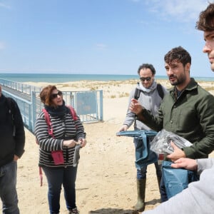 Exclusif - Le chanteur Jérémy Frérot, mari de L. Manaudou, accompagné d'une trentaine de bénévoles, a décidé cette année de lancer une opération de nettoyage de plages, "Initiatives oceanes" animée et dirigée par lui-même. Avec l'aide de Surfrider il a lancé cette collecte sur une de ses plages préférées depuis son enfance ici, entre Arcachon et les Landes le 3 Mai 2019. Il a fait une pause dans sa tournée pour organiser cette action et il etait seul, sans Laure, pour ce combat. Les Initiatives Océanes sont des nettoyages de plages, lacs, rivières et fonds marins partout dans le monde. Ces collectes de déchets sont organisées par des bénévoles grâce à l'accompagnement de Surfrider Foundation Europe. © Patrick Bernard/ Bestimage 