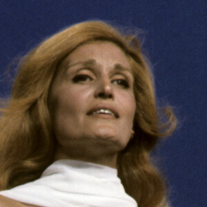 Archives - En France, à Paris, Dalida sur un plateau de télévision le 29 juin 1974.
