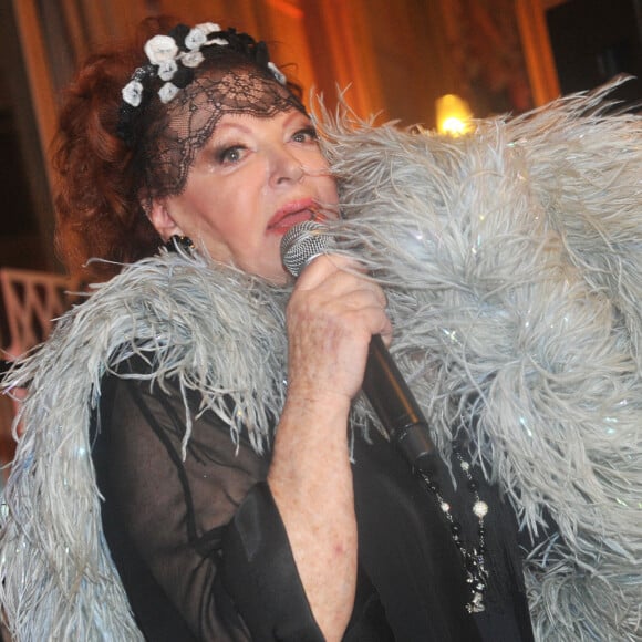 Régine - Soirée de gala "La guinguette de Régine" en faveur de l'ONG "Les puits du désert" à Paris.