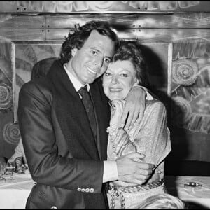 Archives - Julio Iglesias et la chanteuse Régine lors d'une soirée à Paris. 1981.