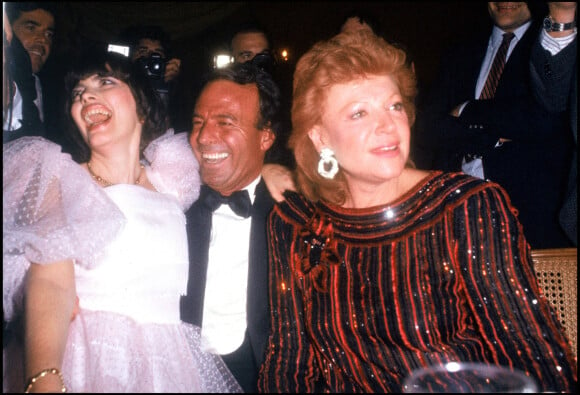 Archives - Julio Iglesias entouré de Mireille Mathieu et de la chanteuse Régine lors d'une soirée à Paris en 1983.
