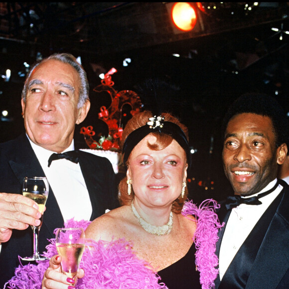 Archives - Anthony Quinn, Régine et le joueur de football Pelé - 30e anniversaire du club Régine de New York. 1985.