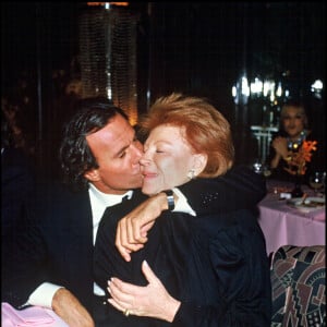 Archives - Julio Iglesias et la chanteuse Régine lors d'une soirée à New York en 1986.