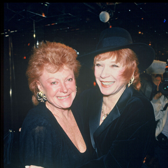 Archives - La chanteuse Régine et Shirley Maclaine lors d'une soirée Chez Régine à Paris. 1987.