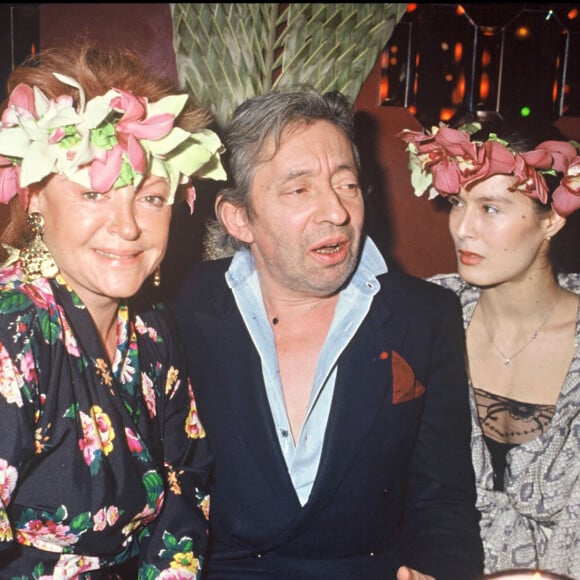 Archives - Régine avec Serge Gainsbourg et sa compagne Bambou lors d'une soirée "Carnaval des îles" en 1988.
