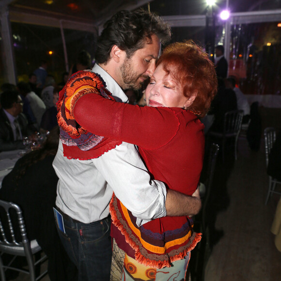 Edouard Baer et Régine - Vente aux enchères "Les puits du désert" au domaine de Bertaud-Belieu à Saint-Tropez. Le 30 août 2012.