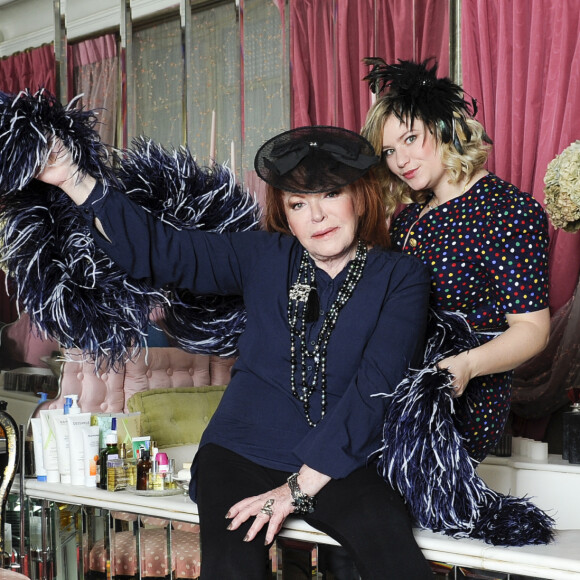 Rendez-vous avec la chanteuse Régine et sa petite-fille Daphné dans son appartement parisien. Le 16 janvier 2014.