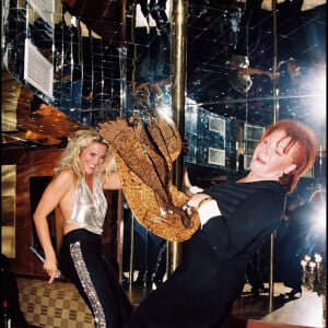 Archives - Sophie Favier fête son anniversaire avec la chanteuse Régine en 1999.