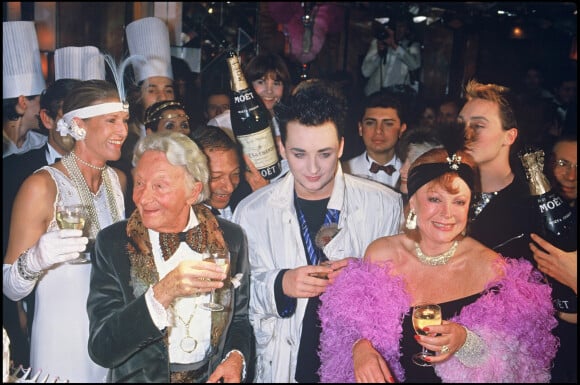 Archives - Régine fête ses 30 ans de carrière avec Boy George lors d'une soirée à Paris. 1985.