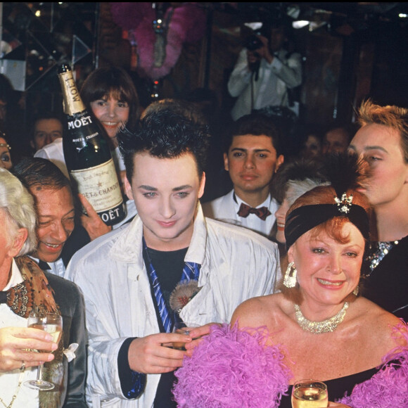 Archives - Régine fête ses 30 ans de carrière avec Boy George lors d'une soirée à Paris. 1985.