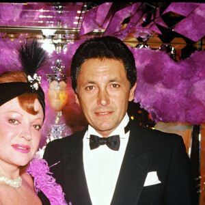 Archives - Régine et son mari Roger Choukroun fête ses 30 ans de carrière lors d'une soirée à Paris en 1985.