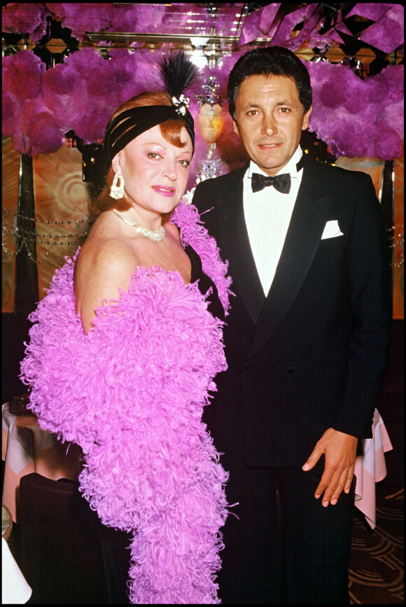 Archives - Régine et son mari Roger Choukroun fête ses 30 ans de carrière lors d'une soirée à Paris en 1985.