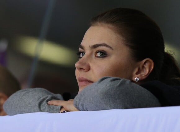 L'ex-championne olympique de gymnastique rythmique russe Alina Kabaeva assiste au match de hockey sur glace entre la Russie et la Slovaquie au Bolchoi Ice Palace à Sotchi, le 16 février 2014. Selon la rumeur, Alina Kabaeva serait la petite amie du président russe Vladimir Poutine.