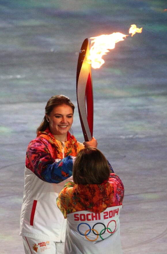 Alina Kabaeva porte la flamme olympique lors de la cérémonie d'ouverture des Jeux Olympiques de Sochi. Le 7 février 2014.