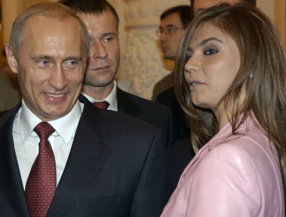 Le président de Russie rencontre les champions olympiques dont Alina Kabaeva. Le 4 novembre 2004