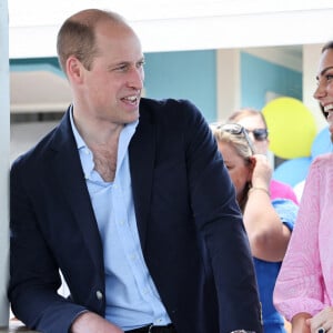 Le prince William, duc de Cambridge, et Catherine (Kate) Middleton, duchesse de Cambridge, visitent "Fish Fry" à Abaco, un lieu de rassemblement culinaire traditionnel des Bahamas qui se trouve sur toutes les îles des Bahamas, le huitième jour de leur tournée dans les Caraïbes au nom de la reine pour marquer son jubilé de platine. Abaco, le 26 mars 2022.