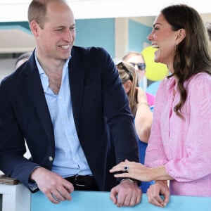 Le prince William, duc de Cambridge, et Catherine (Kate) Middleton, duchesse de Cambridge, visitent "Fish Fry" à Abaco, un lieu de rassemblement culinaire traditionnel des Bahamas qui se trouve sur toutes les îles des Bahamas, le huitième jour de leur tournée dans les Caraïbes au nom de la reine pour marquer son jubilé de platine. Abaco, le 26 mars 2022.