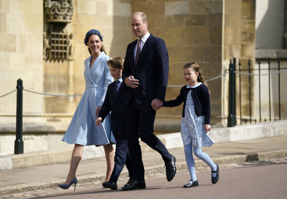 Le prince William, duc de Cambridge, et Catherine (Kate) Middleton, duchesse de Cambridge, Le prince George de Cambridge, La princesse Charlotte de Cambridge - La famille royale britannique quitte la chapelle Saint-Georges de Windsor après la messe de Pâques, le 17 avril 2022.