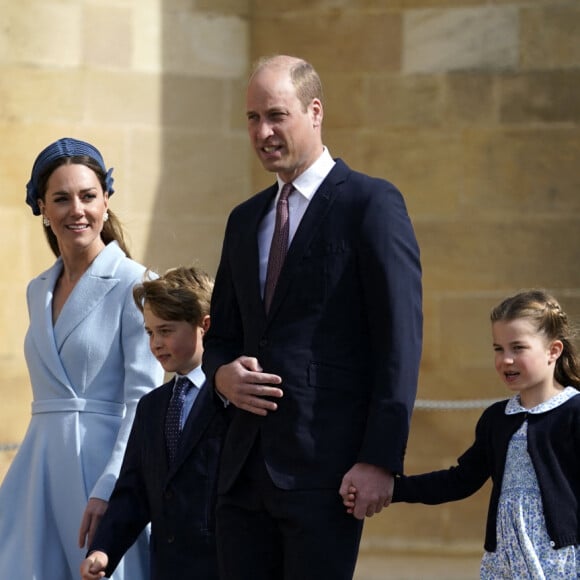 Le prince William, duc de Cambridge, et Catherine (Kate) Middleton, duchesse de Cambridge, Le prince George de Cambridge, La princesse Charlotte de Cambridge - La famille royale britannique quitte la chapelle Saint-Georges de Windsor après la messe de Pâques, le 17 avril 2022.